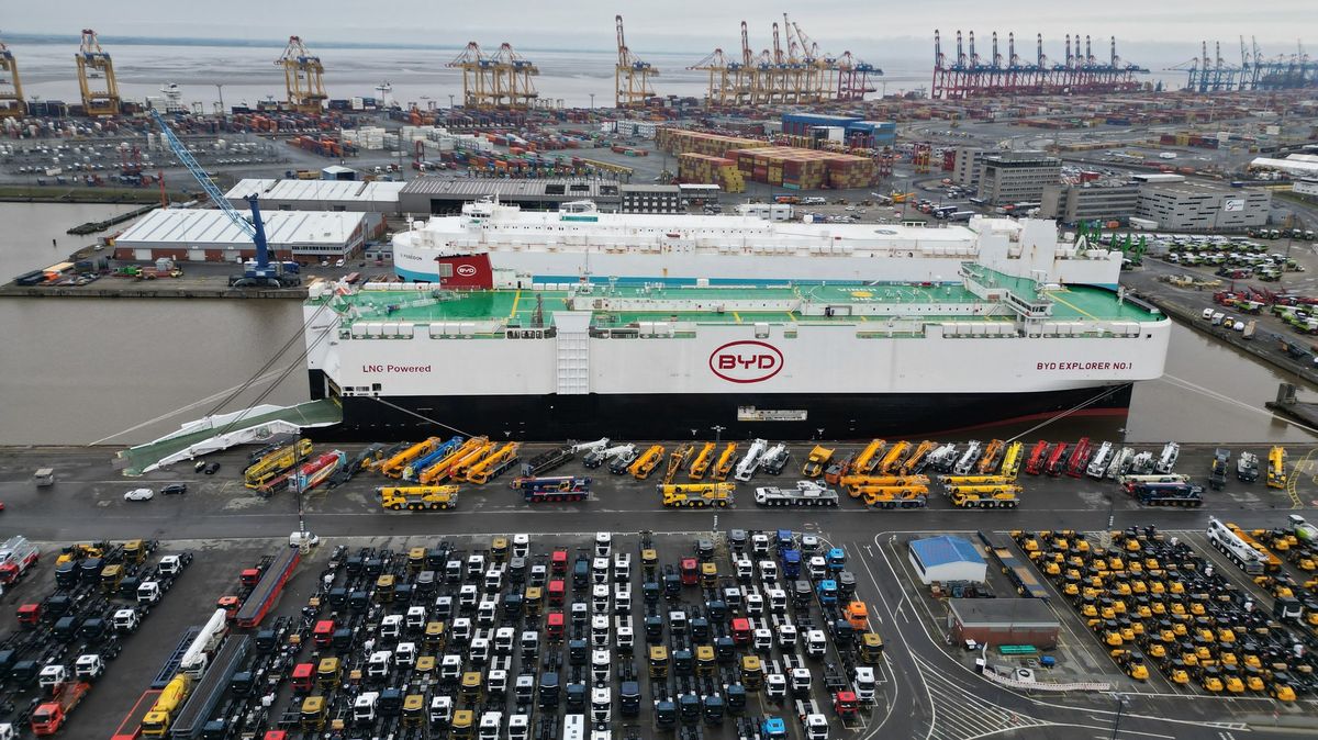 Evropské přístavy zaplavují čínské elektromobily